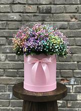 Цветочная композиция из Гипсофила и Розы в шляпной коробке в Углегорске