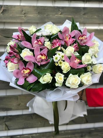 Букет цветов из: Розы и Хризантемы в Углегорске