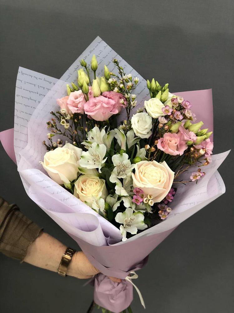 Букет цветов из: Альстромерии, Розы и Лизиантусы в Углегорске