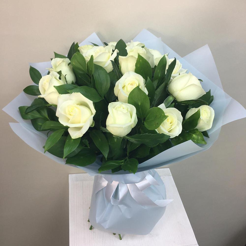 Букет 15 Белых роз Проуд в Углегорске