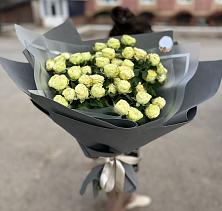 Букет Белые кустовые розы Солинеро в Углегорске