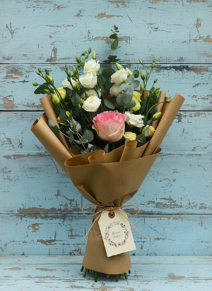 Букет цветов из: Розы и Лизиантусы в Углегорске