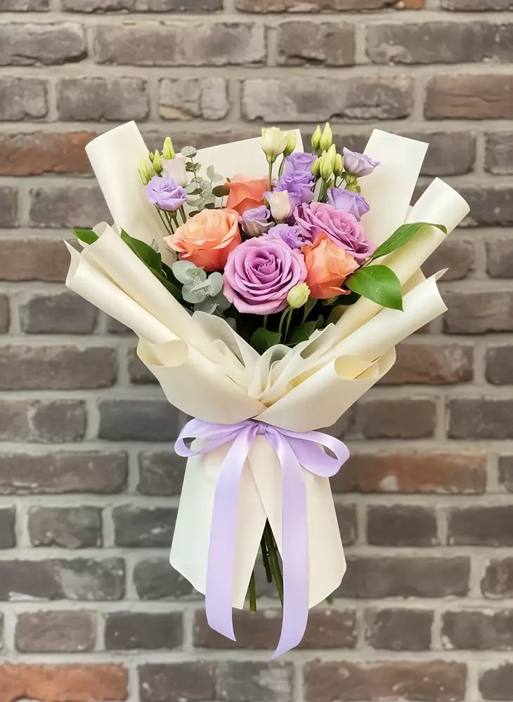 Букет цветов из: Лизиантусы и Розы в Углегорске