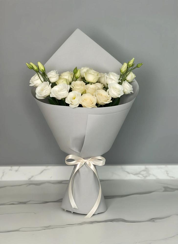 Букет цветов из: Розы и Лизиантусы в Углегорске