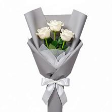 Букет 3 белые розы в Углегорске
