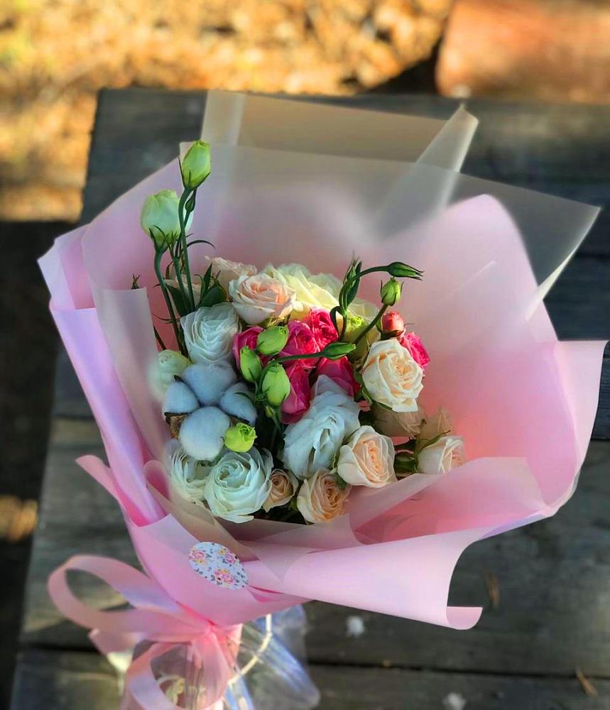 Букет цветов из: Розы и Лизиантусы в Углегорске