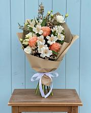 Букет цветов из:  Альстромерии, Лизиантусы, Розы и Хризантемы в Углегорске