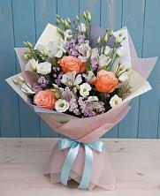 Букет цветов из:  Лизиантусы, Розы, Альстромерии и Гипсофила в Углегорске