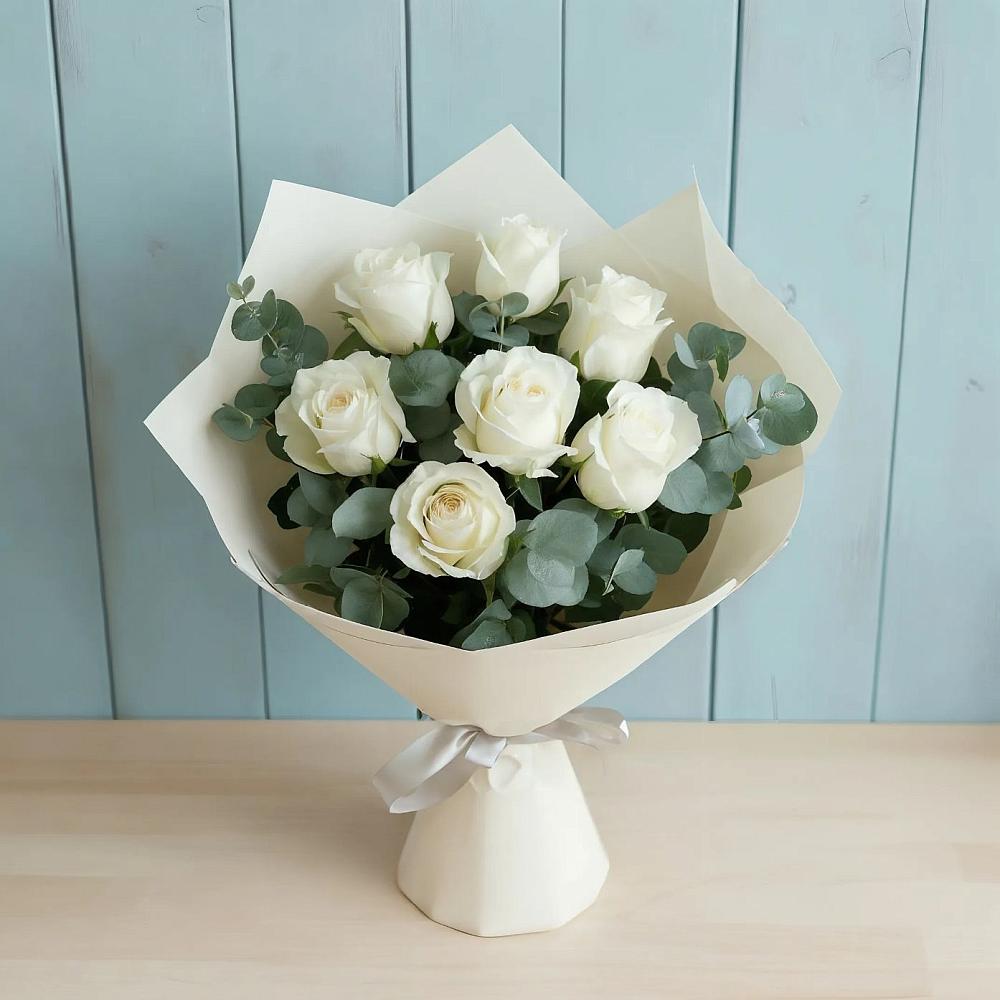 Букет Белые розы в Эвкалипте в Углегорске