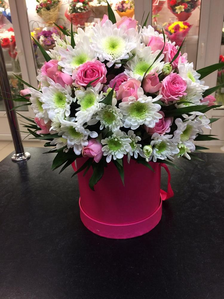 Цветочная композиция из Розы и Хризантемы в шляпной коробке в Углегорске