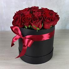 Цветочная композиция из Розы в шляпной коробке в Углегорске