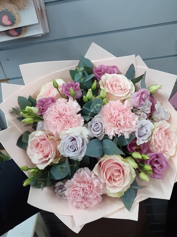 Букет цветов из: Розы, Гвоздики и Лизиантусы в Углегорске