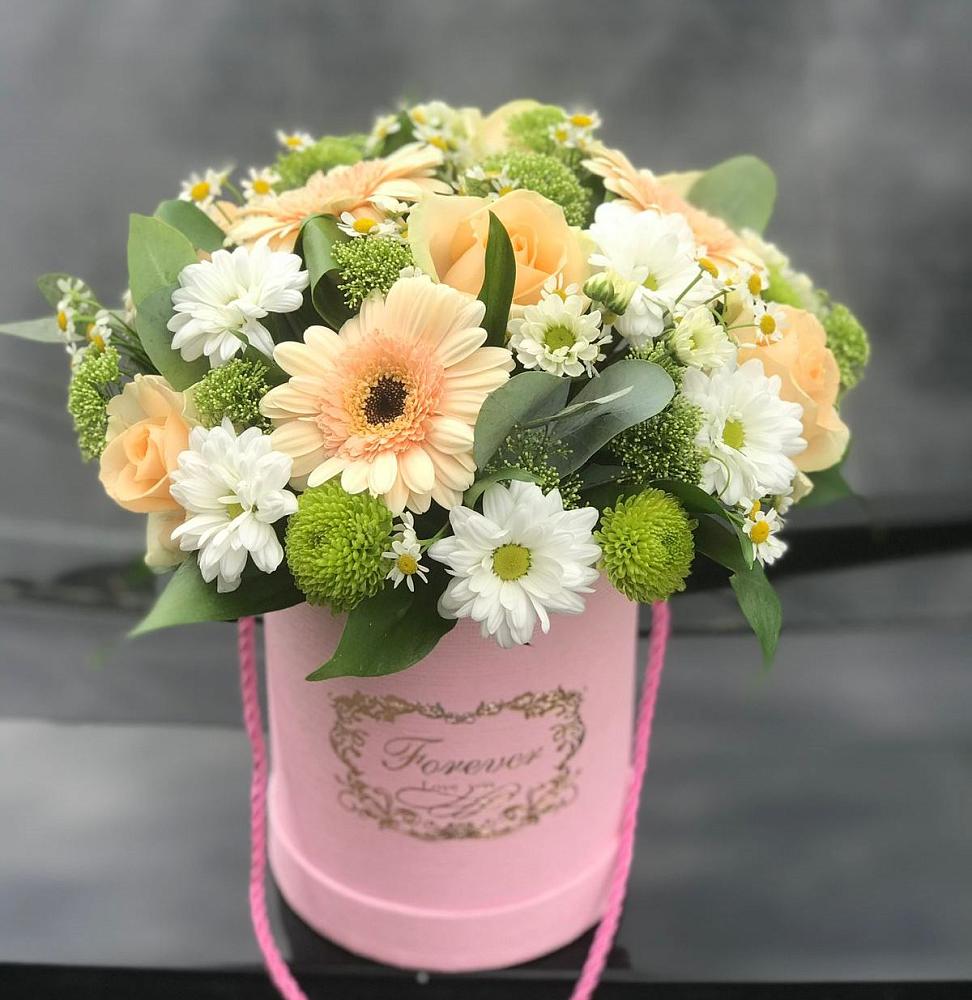 Цветочная композиция из Розы, Герберы и Хризантемы в шляпной коробке в Углегорске