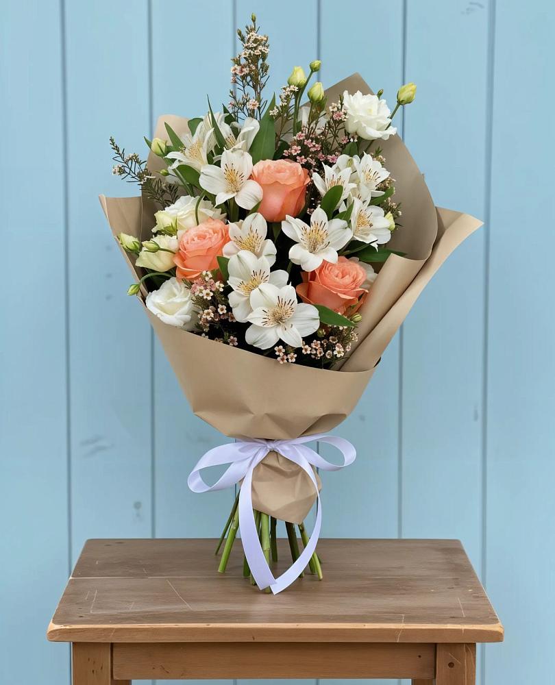 Букет цветов из: Альстромерии, Лизиантусы, Розы и Хризантемы в Углегорске