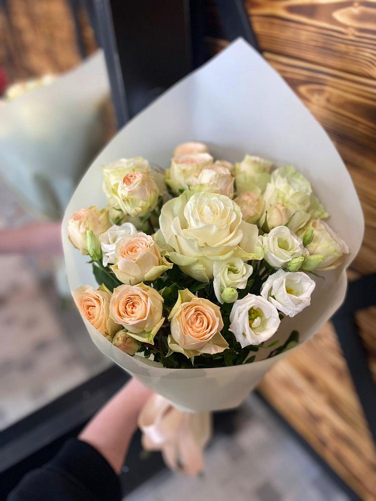 Букет цветов из: Розы и Лизиантусы в Углегорске